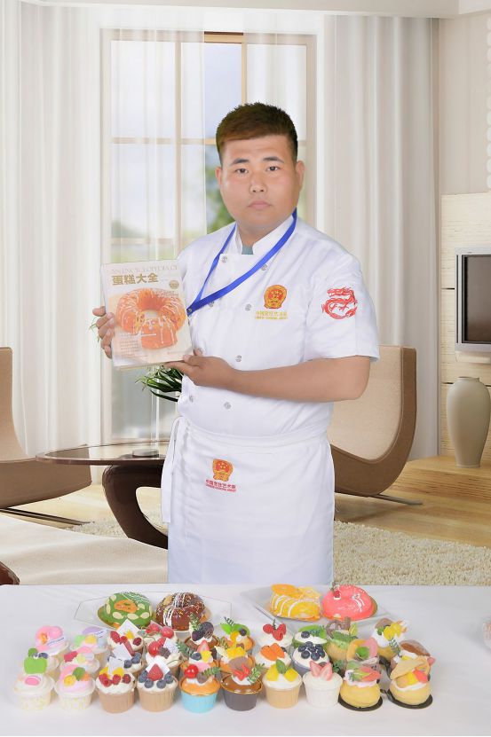 宇：荣获西式面点大工匠荣誉称号爱游戏(ayx)高级面点师于征