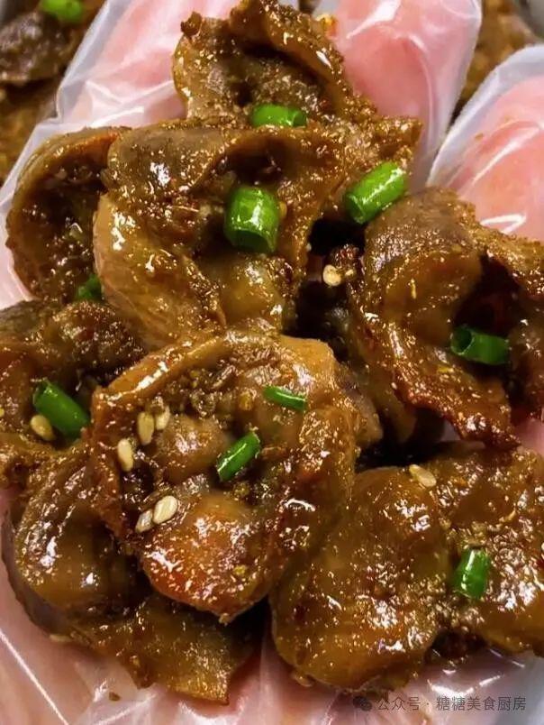 酥脆内里却保持着柔嫩多汁香气扑鼻。AYX爱游戏烤鸡胗！它外表烤得金黄